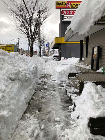 除雪後玄関の雪.jpg